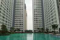 Swimming Pool Chic and Clean Studio Apartment M-Town Residence near Summarecon Mall By Travelio