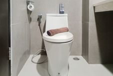 客房浴室 Homey Studio at Apartment Patraland Amarta By Travelio