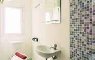 Toilet Kamar 7 Tidy and Homey Studio Room Aeropolis Apartment By Travelio