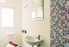 Toilet Kamar 7 Tidy and Homey Studio Room Aeropolis Apartment By Travelio