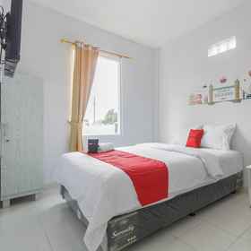 Bedroom 1 RedDoorz Plus near Taman Rasuna Menteng, Hotel Jakarta Selatan