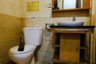 Toilet Kamar Cozy Studio Room Apartment at Grand Setiabudi By Travelio