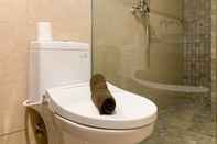 Toilet Kamar Strategic and Spacious 3BR Apartment Veranda Residence at Puri By Travelio