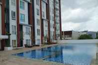 Kolam Renang Cozy Studio Apartment at Barsa City By Travelio