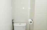 Toilet Kamar 7 Cozy Studio Apartment at Barsa City By Travelio