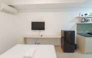 Kamar Tidur 5 Cozy Studio Apartment at Barsa City By Travelio