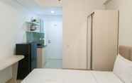 Kamar Tidur 4 Cozy Studio Apartment at Barsa City By Travelio