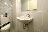 Toilet Kamar Enjoy and Homey Living Studio Tokyo Riverside PIK 2 Apartment By Travelio