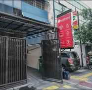 Lobi 5 RedDoorz @ Jalan Biak Roxy Jakarta