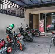 Bangunan 3 RedDoorz @ Jalan Biak Roxy Jakarta