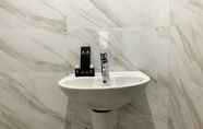 In-room Bathroom 2 Comfortable and Modern 1BR Apartment Belmont Residence By Travelio