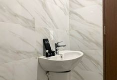 In-room Bathroom 5 Comfortable and Modern 1BR Apartment Belmont Residence By Travelio