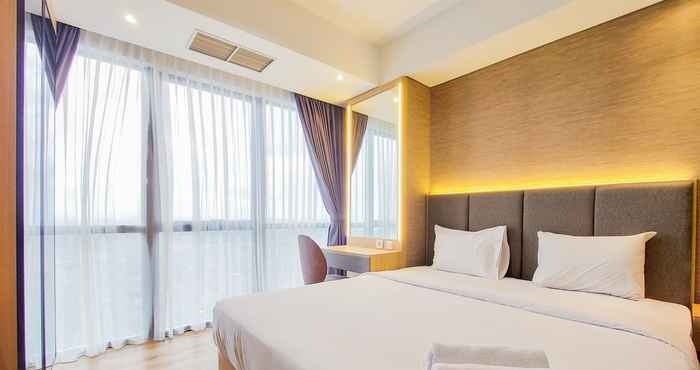 Bedroom Comfortable and Fancy 1BR The Smith Alam Sutera Apartment By Travelio