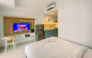 Kamar Tidur 6 Cozy Studio Room at Apartment West Vista By Travelio