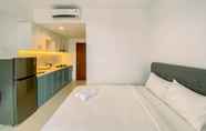 Kamar Tidur 5 Cozy Studio Room at Apartment West Vista By Travelio