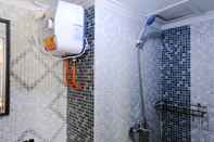 ห้องน้ำภายในห้อง Homey and Cozy 2BR Apartment at Jarrdin Cihampelas By Travelio