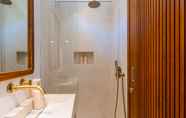 In-room Bathroom 6 Sore Apartment 6 by Hombali