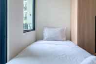 Kamar Tidur Minimalist Studio Apartment at 20th Floor Osaka Riverview PIK 2 By Travelio