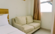 Ruang untuk Umum 7 Nice and Comfy Designed Studio Parkland Avenue Apartment By Travelio