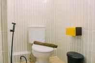 Toilet Kamar Luxurious 2BR at Apartment Cinere Resort By Travelio