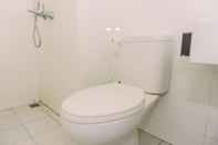 Toilet Kamar Comfort Stay Studio at Apartment Tuscany Residence By Travelio