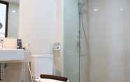 Toilet Kamar 5 Cozy Stay Studio at 30th Floor Green Sedayu Apartment By Travelio