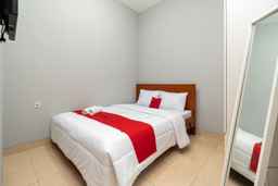 RedDoorz near RS Sari Asih Cipondoh, AU$24
