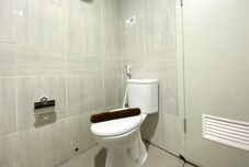 Bilik Mandi dalam Bilik Elegant and Good Deal Studio Vasanta Innopark Apartment By Travelio
