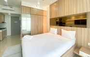 Kamar Tidur 5 Elegant and Good Deal Studio Vasanta Innopark Apartment By Travelio