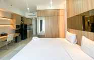 Kamar Tidur 4 Elegant and Good Deal Studio Vasanta Innopark Apartment By Travelio