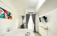 Kamar Tidur 6 Simply and Comfy Look Studio Room Sayana Bekasi Apartment By Travelio