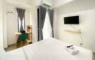 Kamar Tidur 5 Simply and Comfy Look Studio Room Sayana Bekasi Apartment By Travelio