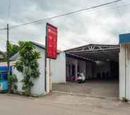 Exterior 2 RedDoorz Syariah Plus near Jatiwarna Toll Gate