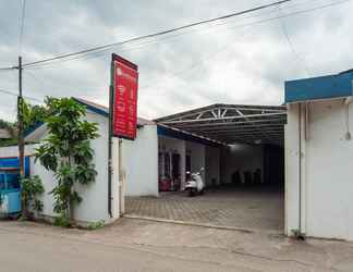 Exterior 2 RedDoorz Syariah Plus near Jatiwarna Toll Gate