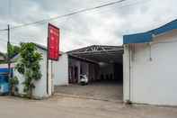 Exterior RedDoorz Syariah Plus near Jatiwarna Toll Gate