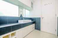 Toilet Kamar Homey and Spacious 2BR Apartment at One Park Residence By Travelio