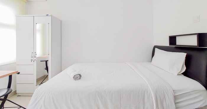 Bedroom Strategic Minimalist Studio at Apartment Serpong Garden By Travelio