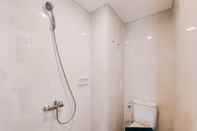 In-room Bathroom Strategic Minimalist Studio at Apartment Serpong Garden By Travelio