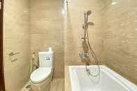 Toilet Kamar Comfort 2BR Apartment at Menteng Park By Travelio