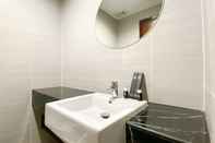 Toilet Kamar Warm and Cozy Living Studio Apartment at West Vista By Travelio