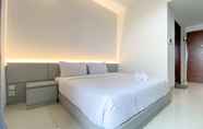 Kamar Tidur 4 Warm and Cozy Living Studio Apartment at West Vista By Travelio