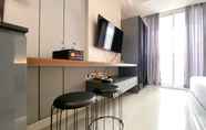 Ruang Umum 6 Warm and Cozy Living Studio Apartment at West Vista By Travelio