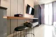 Ruang Umum Warm and Cozy Living Studio Apartment at West Vista By Travelio