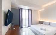 Bilik Tidur 5 Warm and Cozy Living Studio Apartment at West Vista By Travelio