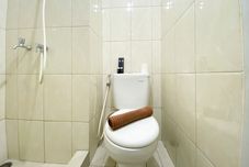ห้องน้ำภายในห้อง Cozy Stay Studio Room Apartment at Springlake Summarecon Bekasi By Travelio