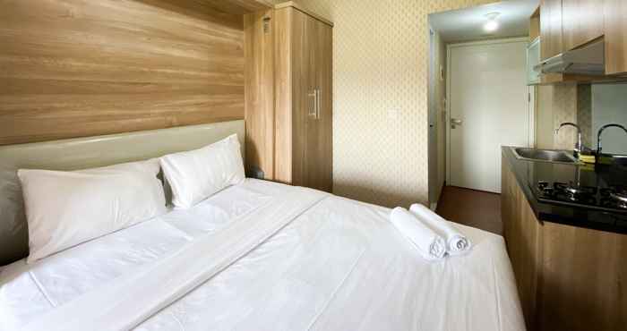Kamar Tidur Cozy Stay Studio Room Apartment at Springlake Summarecon Bekasi By Travelio