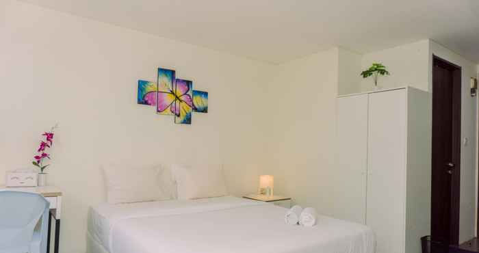 Kamar Tidur Homey and Comfortable Studio Bintaro Icon Apartment By Travelio