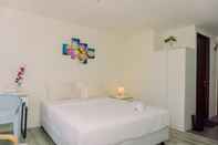 Kamar Tidur Homey and Comfortable Studio Bintaro Icon Apartment By Travelio
