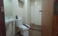 Toilet Kamar 7 Classic and Tidy 2BR at Vida View Makassar Apartment By Travelio