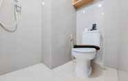 Toilet Kamar 7 Cozy Living Studio Room Apartment at Baileys By Travelio